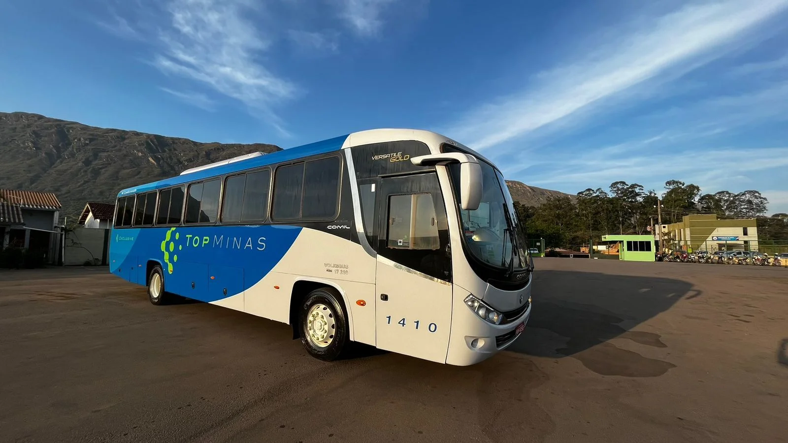 Ônibus Top Minas em sua identidade azul, verde e branca