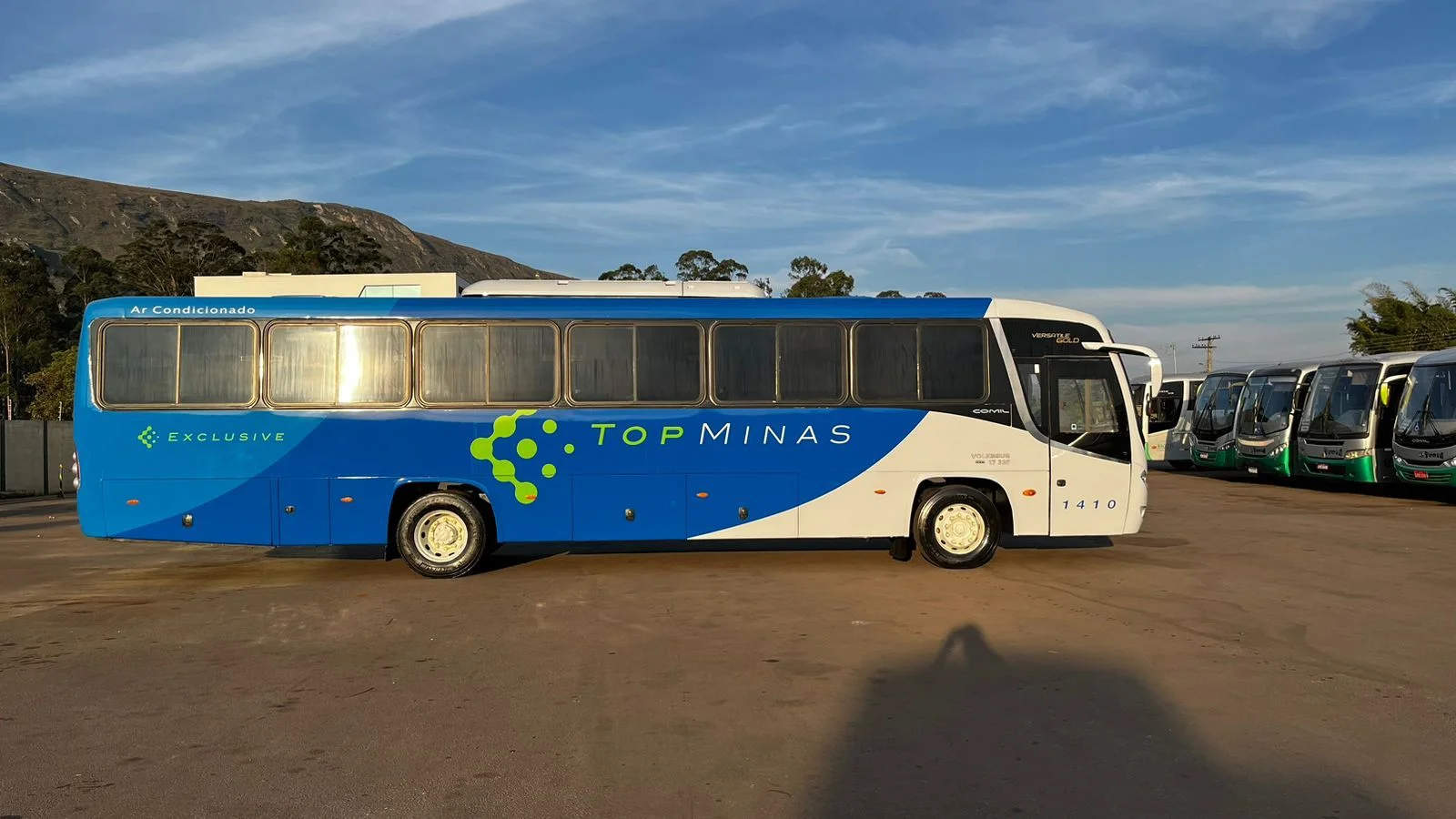 Ônibus Top Minas em sua identidade azul, verde e branca