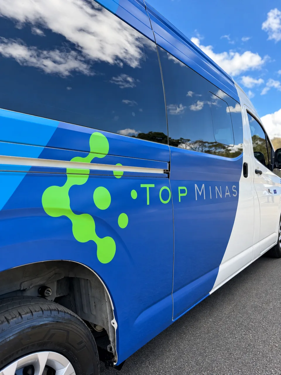 Destaque da marca Top Minas na lateral da Van